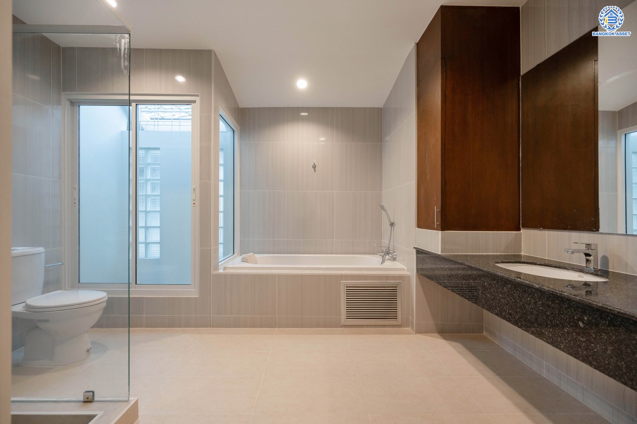 บ้านมือสองตกแต่งใหม่ โครงการ โนเบิลวานา ปิ่นเกล้า1 บ้านเดี่ยวหลังใหญ่ เนื้อที่ 65.6 ตร.ว. พื้นที่ใช้สอย 206.4 ตร.ม. ฟังก์ชัน 3 ห้องนอน 3 ห้องน้ำ 2 ห้องอเนกประสงค์  1 ห้องแม่บ้าน จอดรถได้ 2 คัน บนสุดยอดทำเลเดินทางสะดวก หน้าโครงการติดถนนใหญ่บรมราชชนนี ใกล้ทางคู่ขนานลอยฟ้าบรมราชชนนี ม.มหิดล เซ็นทรัลศาลายา และรายล้อมด้วยสิ่งอำนวยความสะดวกครบ...